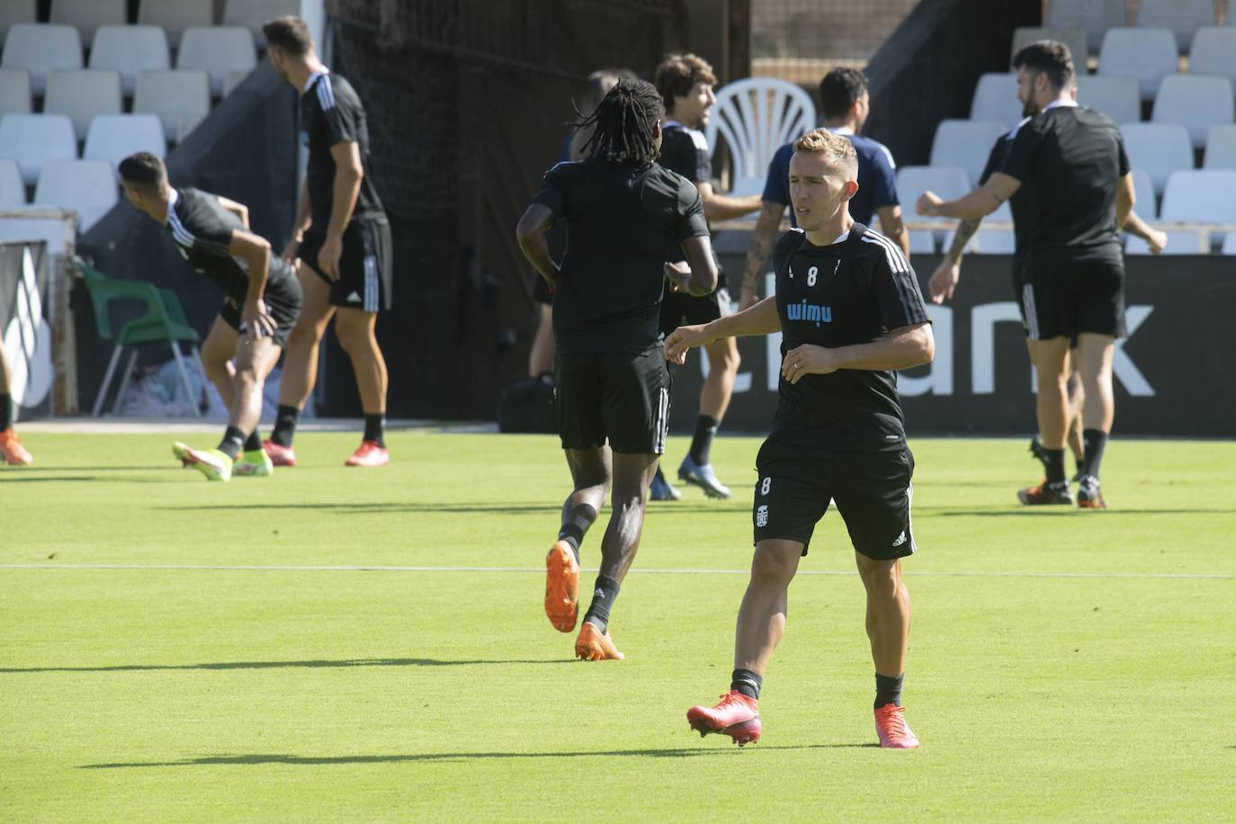 Fotos: El canterano Adrián Revilla entrena en una sesión con cuatro ausencias