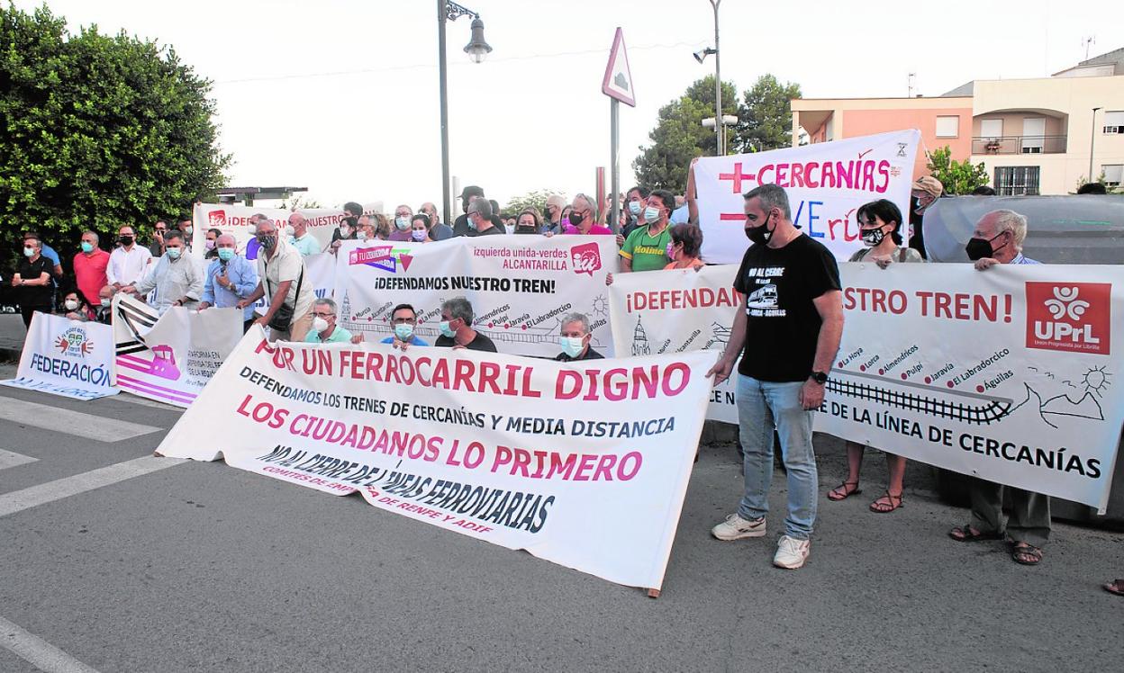 Vecinos muestran con pancartas su rechazo al cierre del Cercanías, en Alcantarilla, ayer. 