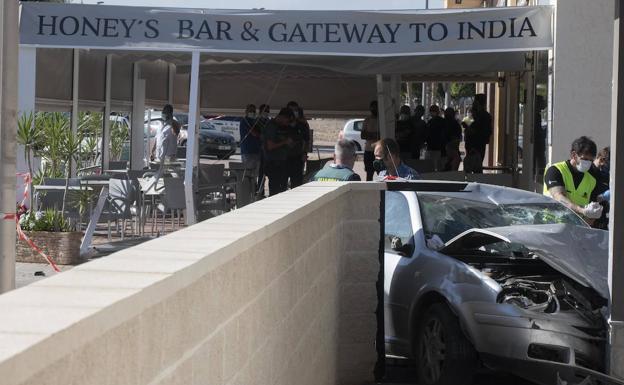 El vehiculo involucrado en el accidente, tras arrollar la terraza de un bar y estrellarse en una vivienda.