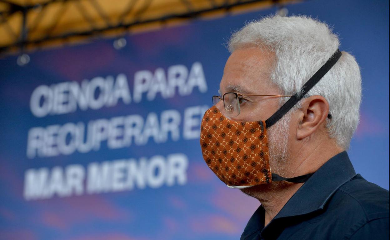 El portavoz del comité asesor del Mar Menor, Ángel Pérez Ruzafa, el lunes 6 en un foro científico convocado por el Gobierno regional.