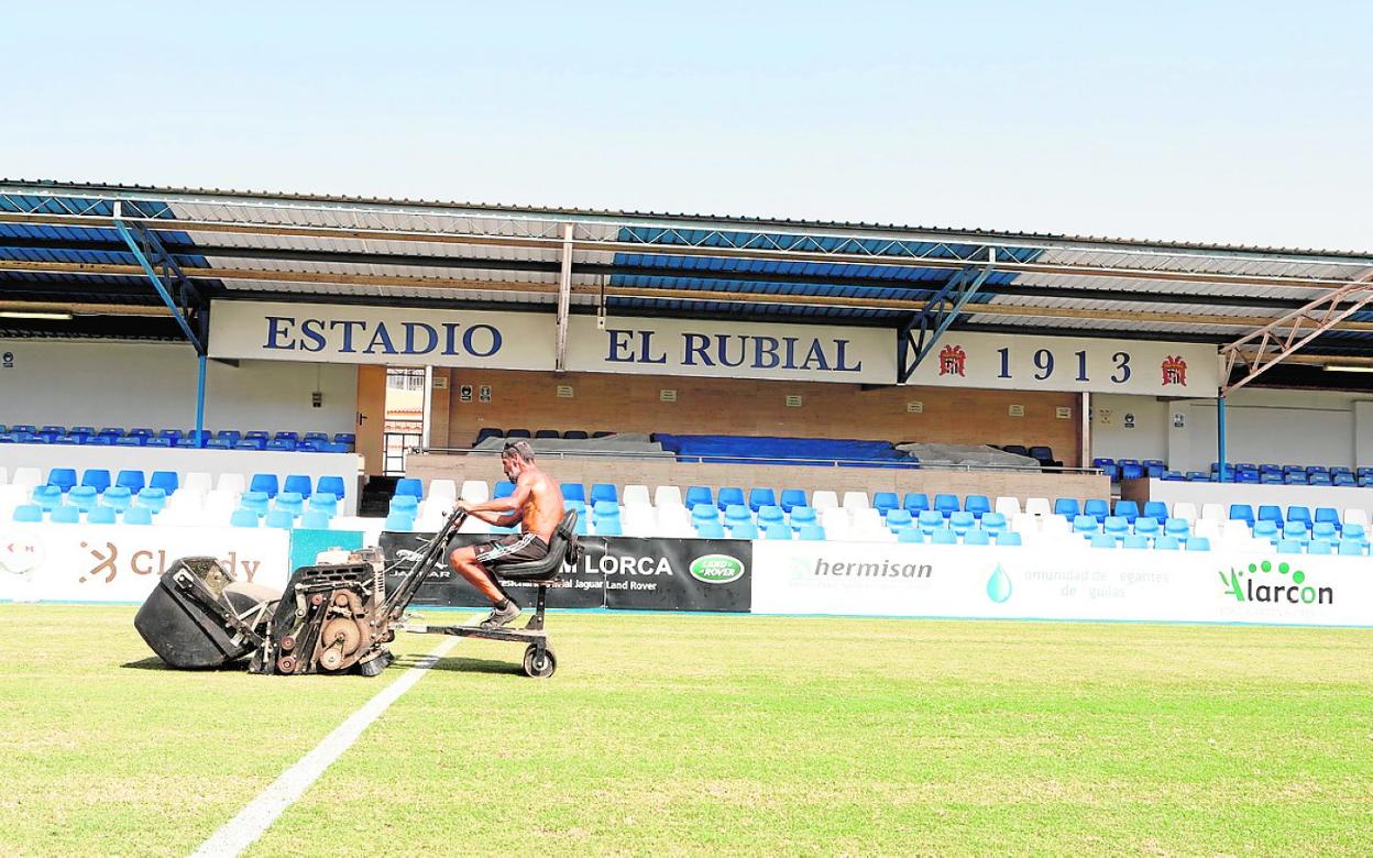 Un operario trabaja en el césped recién resembrado, hace unos días en El Rubial. 