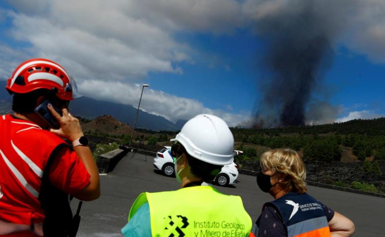 Más de 5.000 evacuados, primeras viviendas afectadas y carreteras cortadas