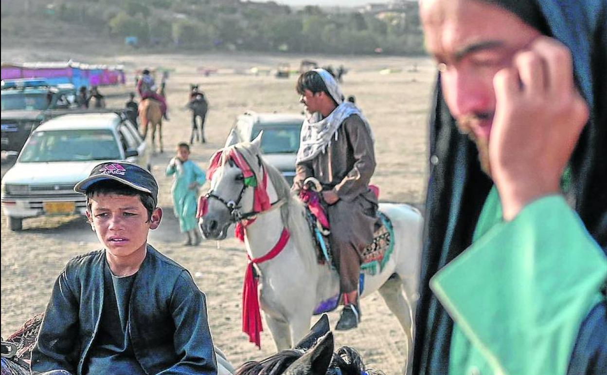 Jovenes afganos a caballo.