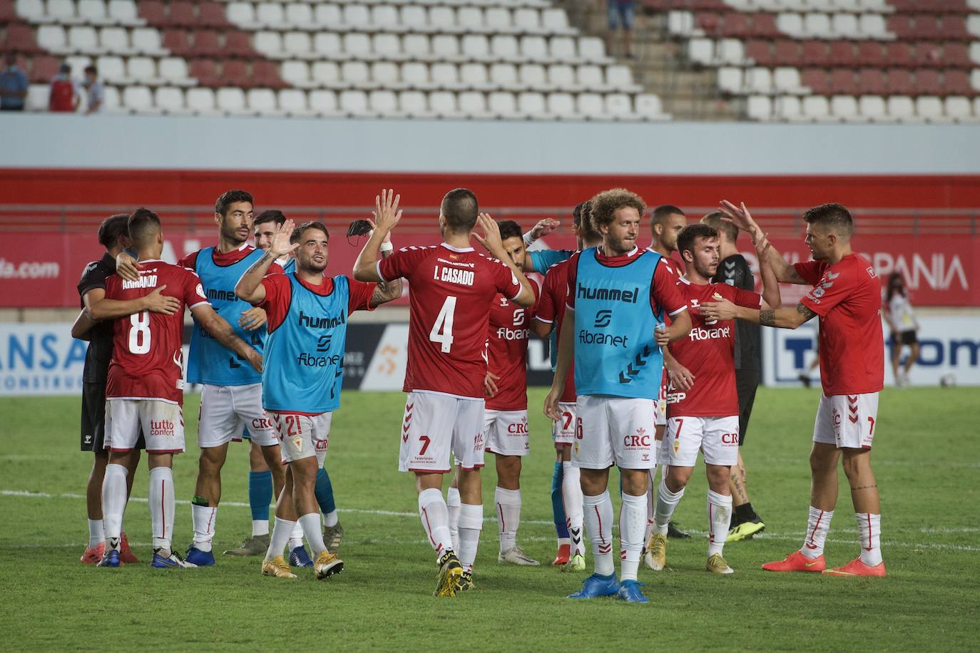 Los jugadores del Real Murcia celebran uno de los goles. 