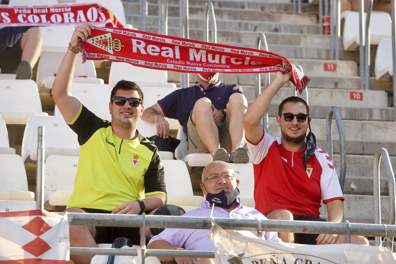 Los jugadores del Real Murcia celebran uno de los goles. 