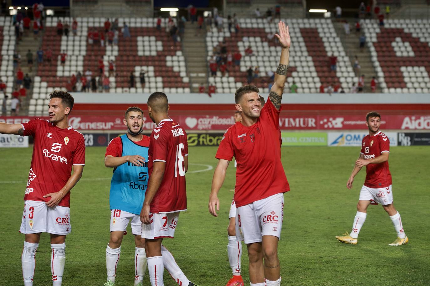 Los jugadores del Real Murcia celebran uno de los goles. 