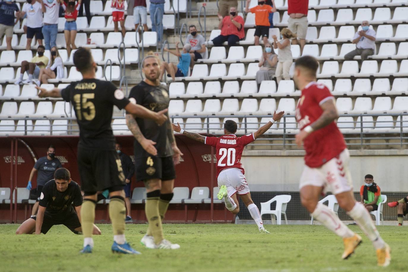 Los jugadores del Real Murcia celebran uno de los goles. 