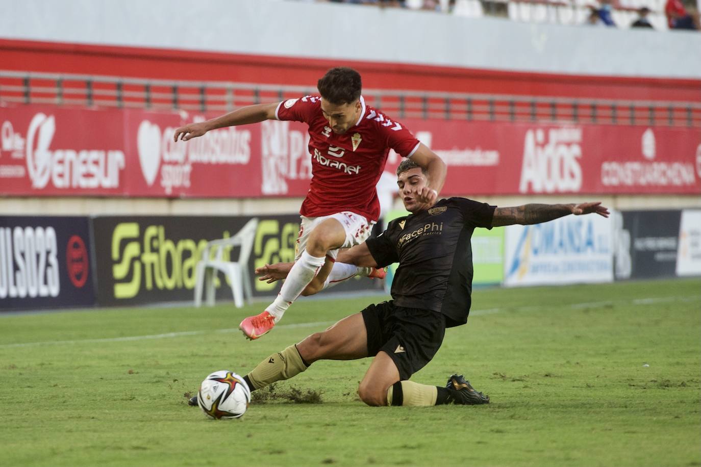 Los jugadores del Real Murcia celebran uno de los goles. 