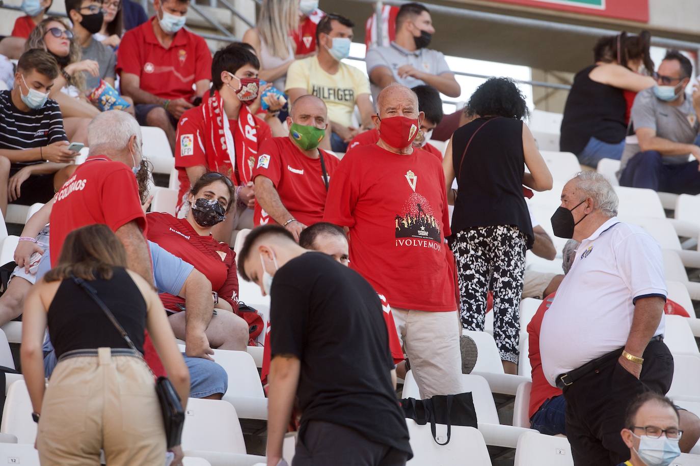 Los jugadores del Real Murcia celebran uno de los goles. 