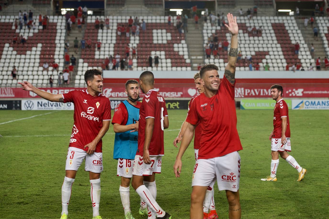 Los jugadores del Real Murcia celebran uno de los goles. 