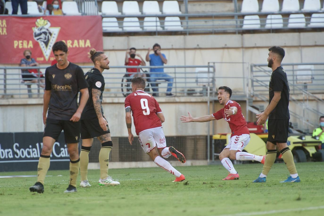 Los jugadores del Real Murcia celebran uno de los goles. 