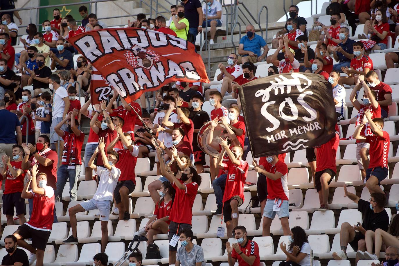 Los jugadores del Real Murcia celebran uno de los goles. 