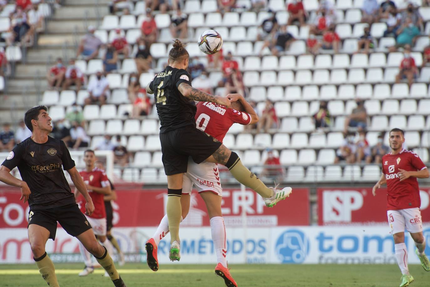 Los jugadores del Real Murcia celebran uno de los goles. 