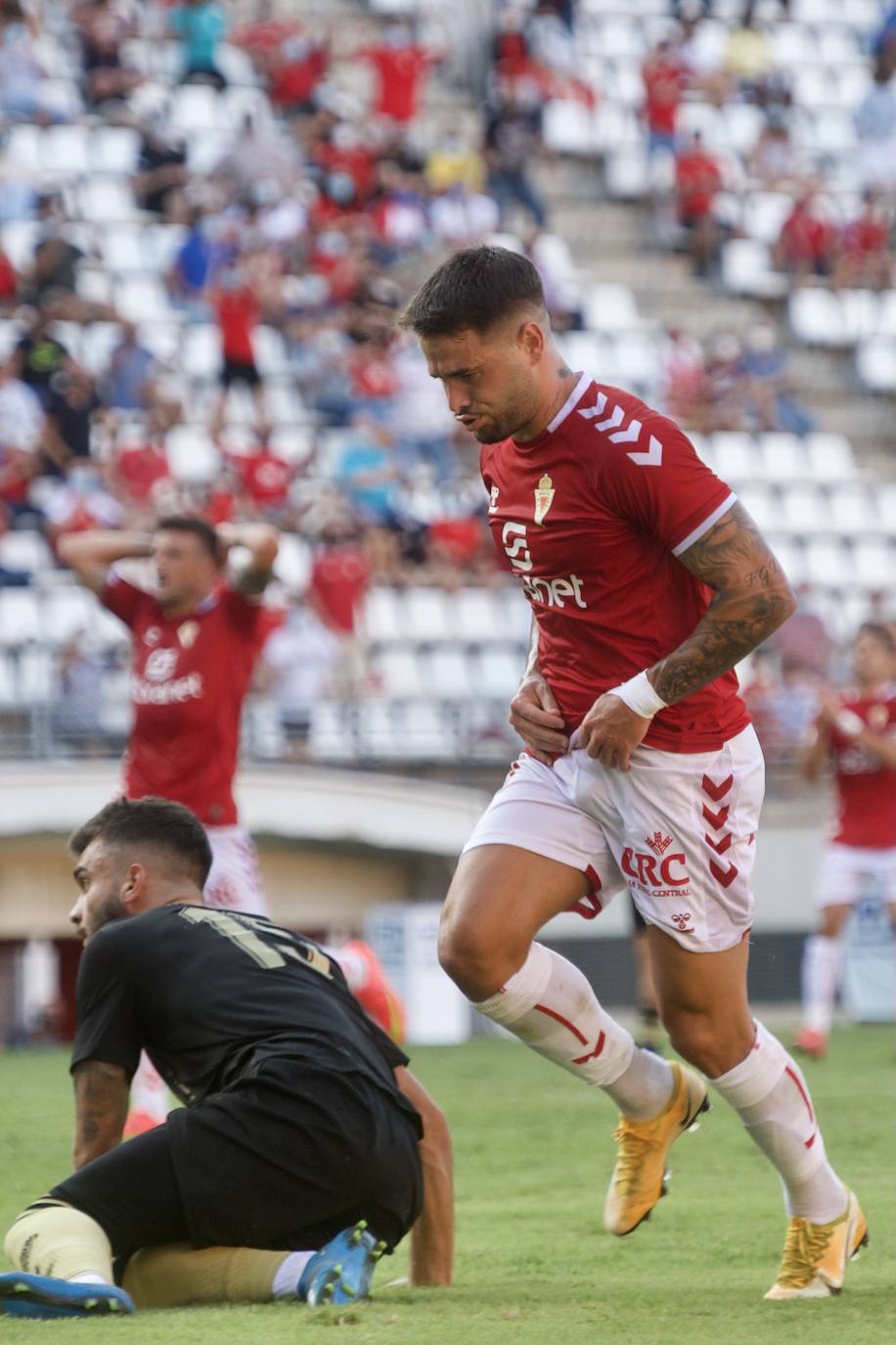 Los jugadores del Real Murcia celebran uno de los goles. 