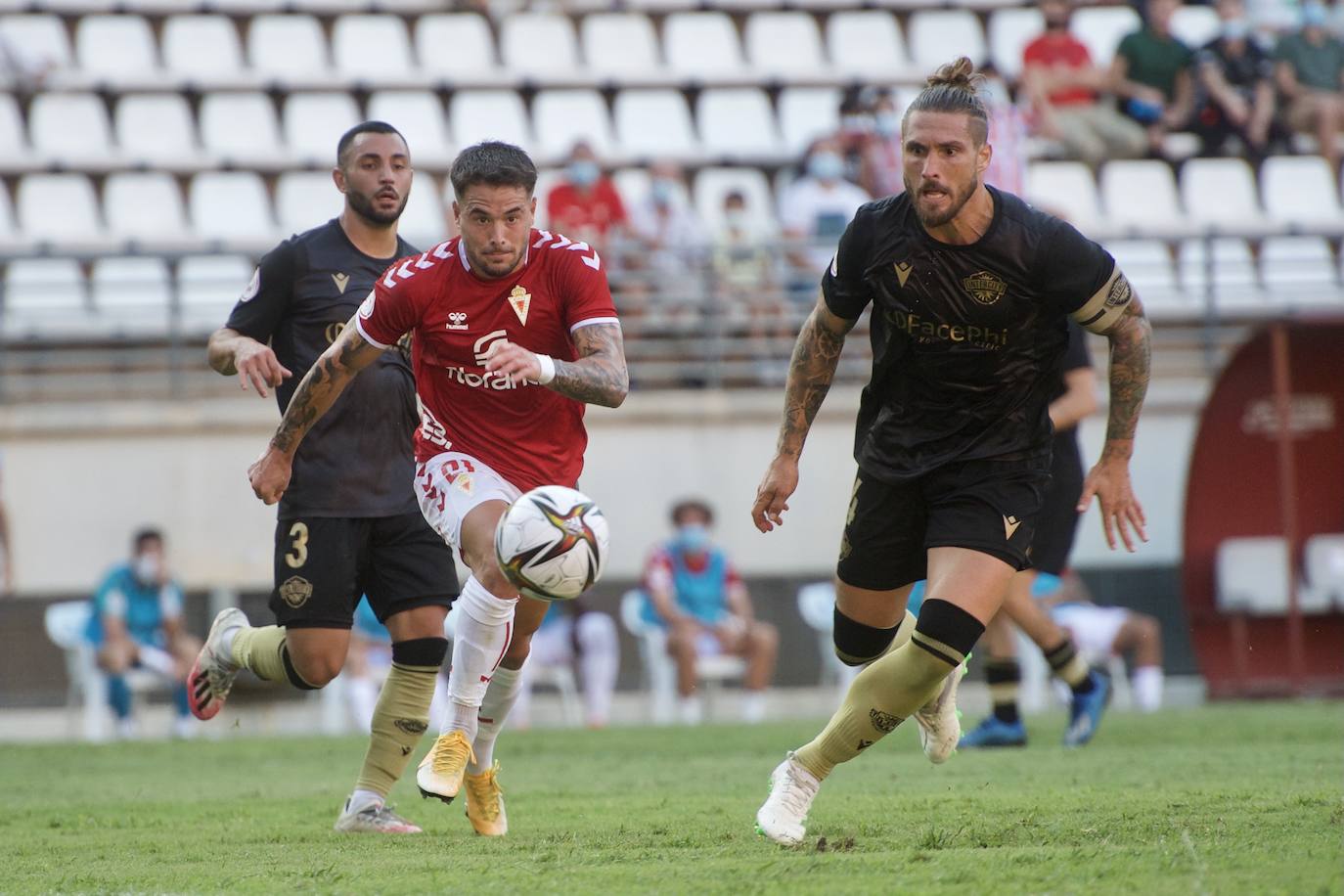 Los jugadores del Real Murcia celebran uno de los goles. 