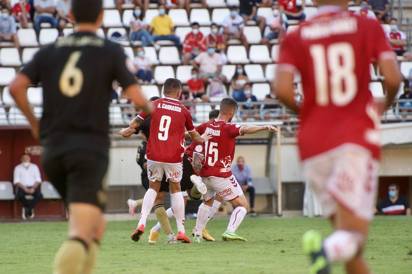 Los jugadores del Real Murcia celebran uno de los goles. 