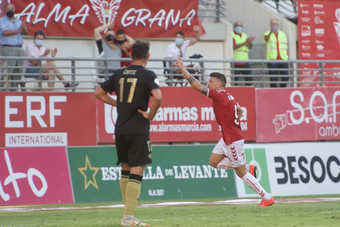 Los jugadores del Real Murcia celebran uno de los goles. 