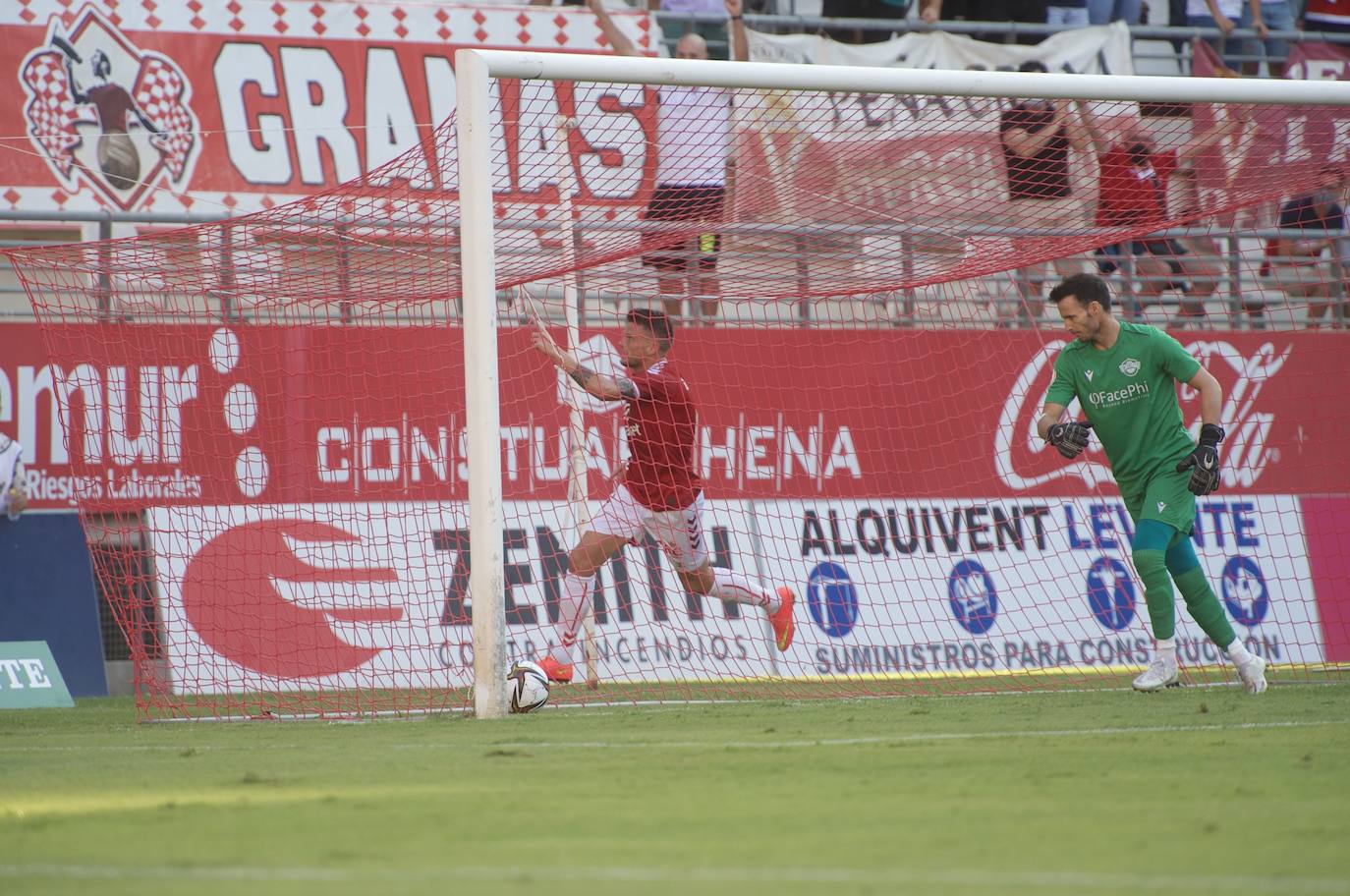 Los jugadores del Real Murcia celebran uno de los goles. 