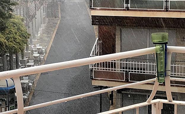 Imagen principal - La tormenta inunda calles y derriba árboles en Alhama