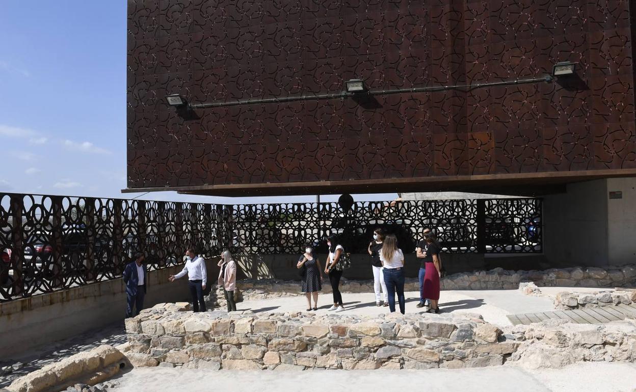 Visita del alcalde y la concejala de Pedanías a los restos romanos de Monteagudo, abiertos desde este lunes al público. 