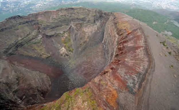 Vista aérea del interior del cráter del volcán en el Monte Vesubio.