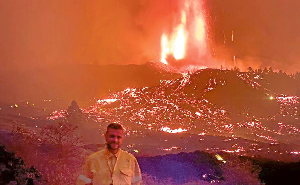 Eloy Martín, a los pies de un torrente de lava, en el municipio de El Paso, del que es concejal. 