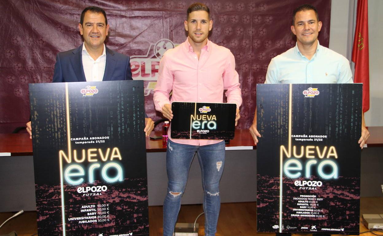 Fran Serrejón, Fernando Aguilera y Vinicius Elías en la campaña de presentación de abonos.