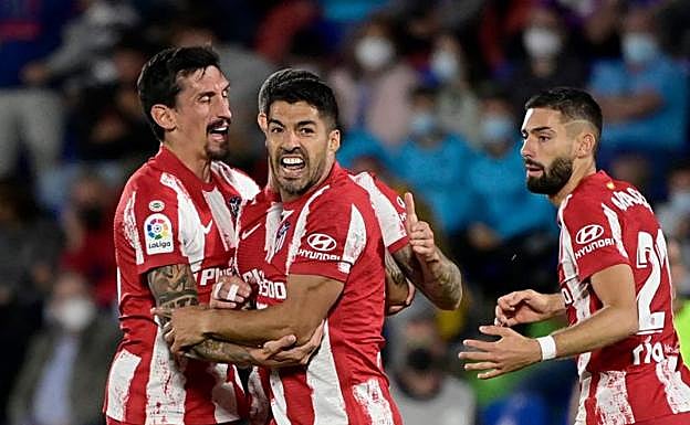 Suárez pone líder al Atlético y hunde a Míchel