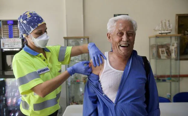 Un usuario de la residencia Hogar de Nazaret de Rincón de Seca recibe la tercera dosis de la vacuna contra la Covid-19, este miércoles.