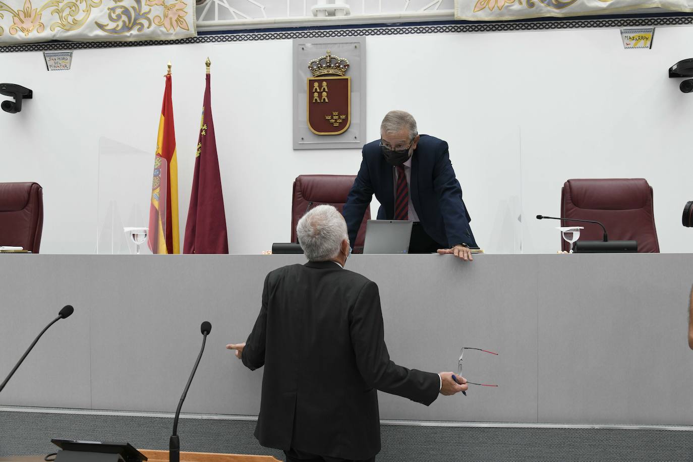 Fotos: El servicio ferroviario se discute en le Pleno de la Asamblea Regional