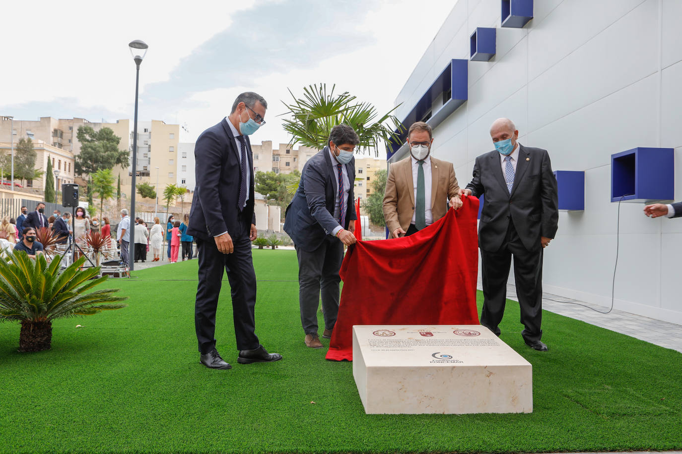 Fotos: Poncemar abre su centro de día para ancianos en el campus universitario de Lorca