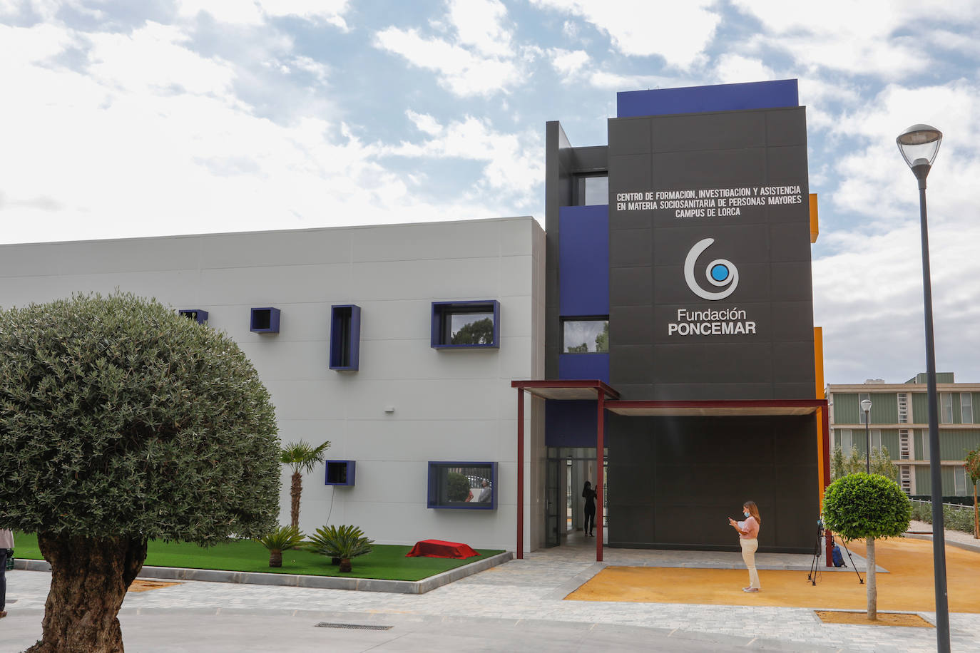 Fotos: Poncemar abre su centro de día para ancianos en el campus universitario de Lorca