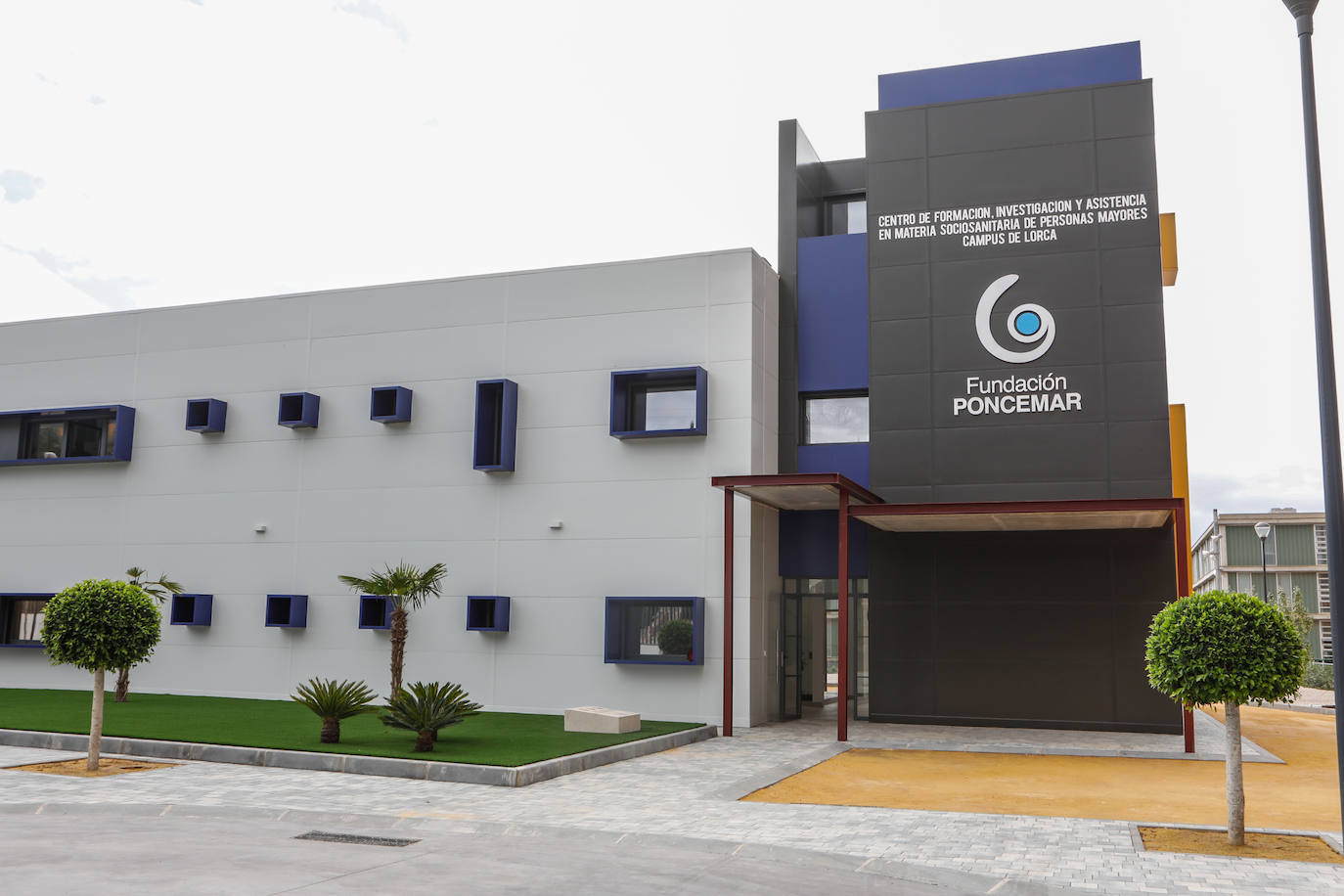 Fotos: Poncemar abre su centro de día para ancianos en el campus universitario de Lorca