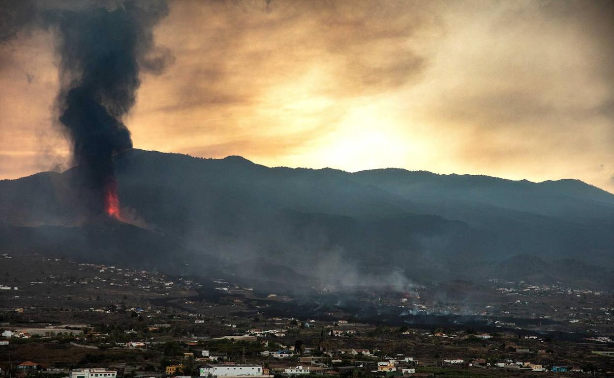 Lava y gases emitidos por el volcán de La Palma.