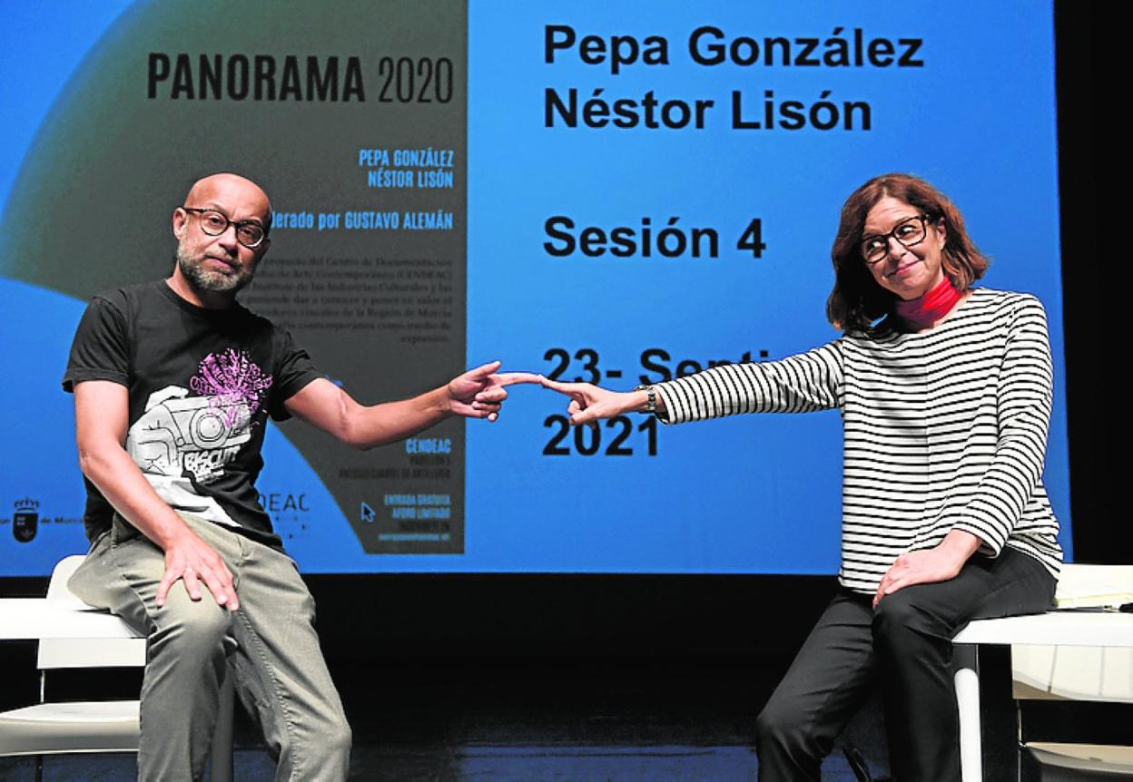 Néstor Lisón y Pepa González, ayer, en el Cendeac. 