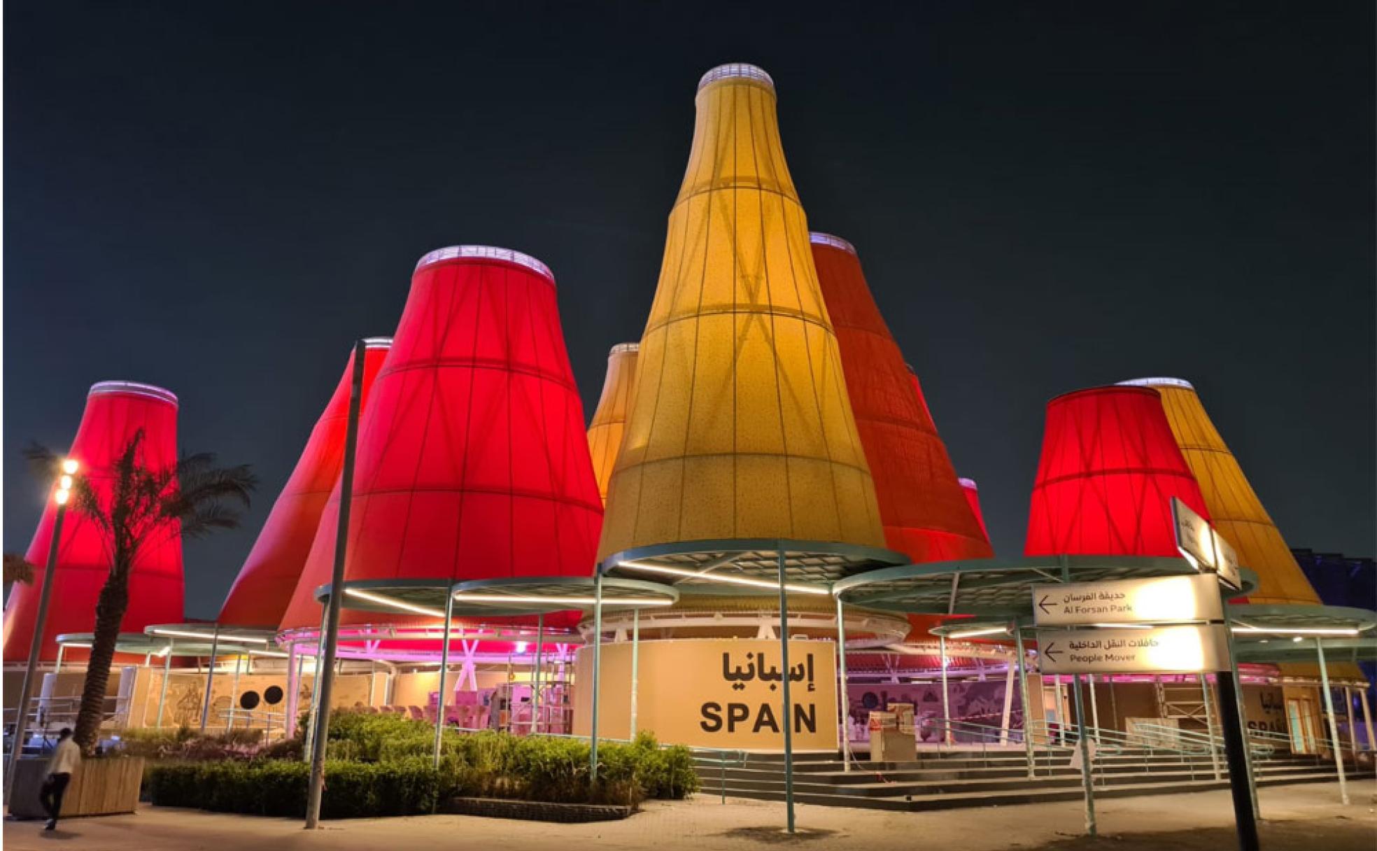 Imagen del Pabellón de España en la Exposición Universal de Dubái, ya terminado, con sus cúpulas de colores. 