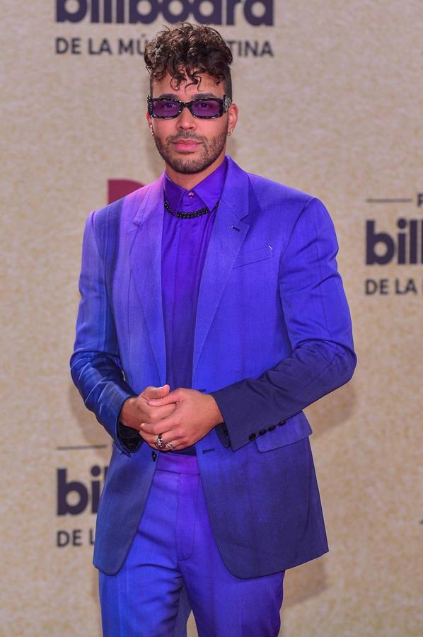 El cantante Prince Royce posa en la alfombra roja.