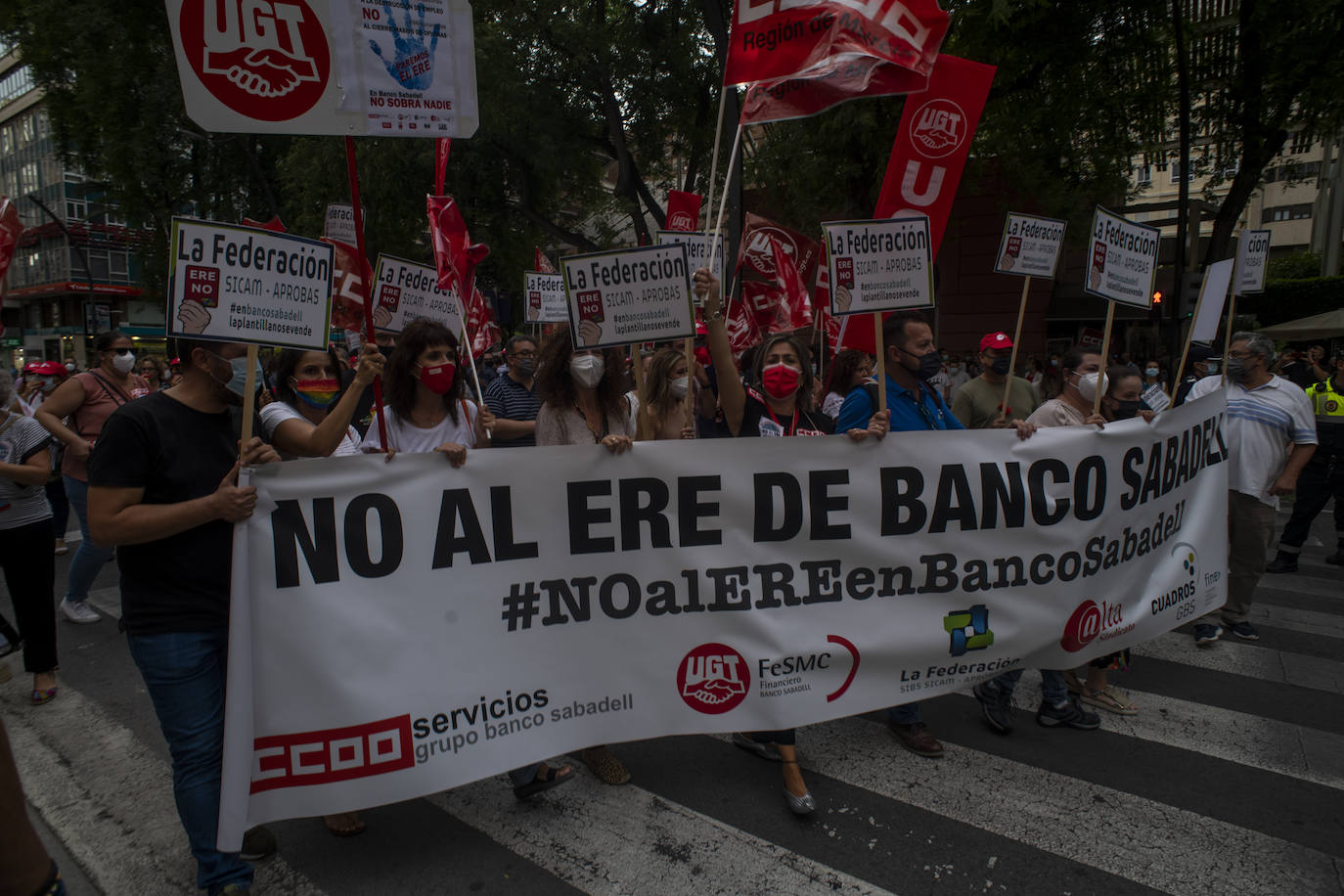 Fotos: Protesta de trabajadores del Sabadell en Murcia