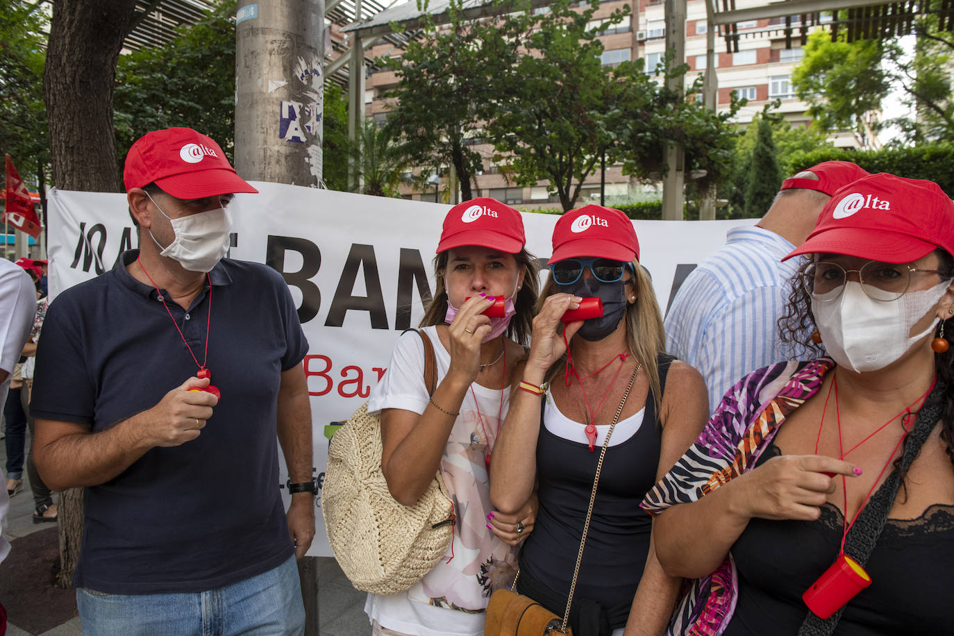 Fotos: Protesta de trabajadores del Sabadell en Murcia