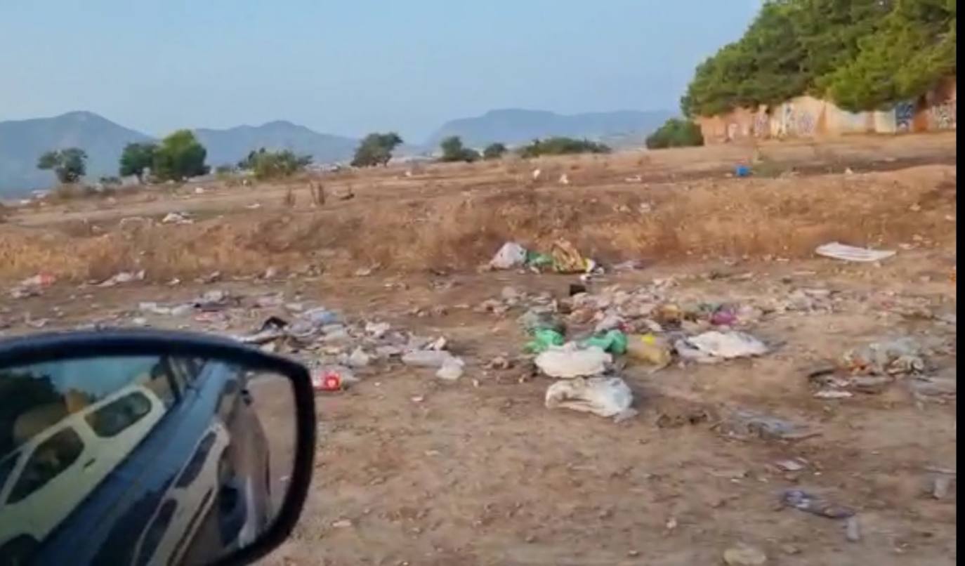 Restos de bolsas y botellas en la zona donde fue disuelto el botellón.