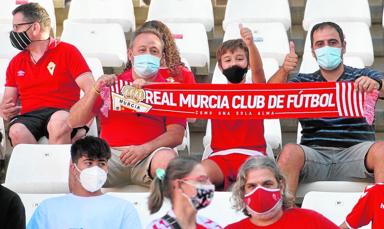 Aficionados del Real Murcia animan al equipo en el partido de la pasada jornada, ente el Intercity. 