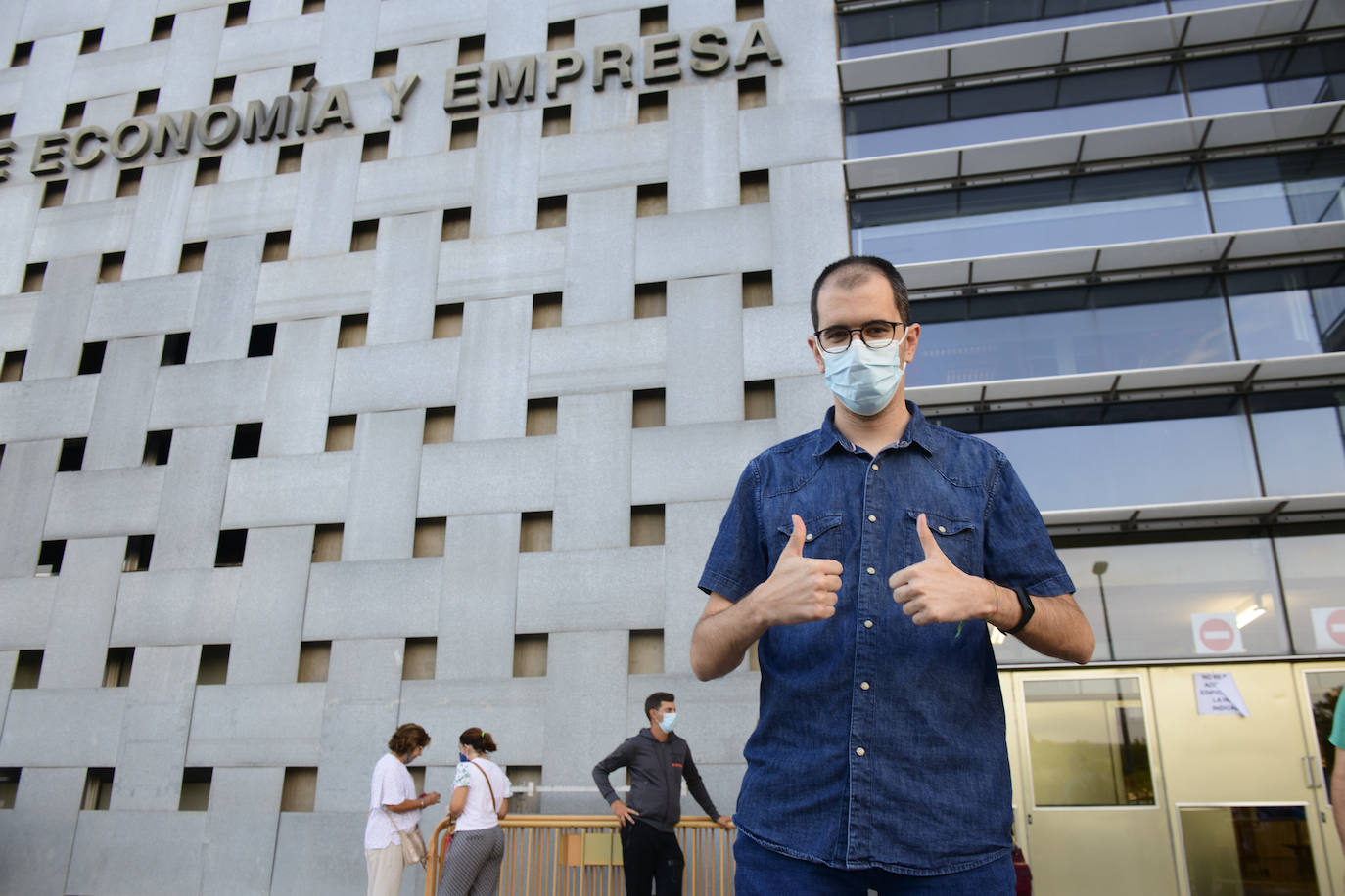 Opositores examinándose.