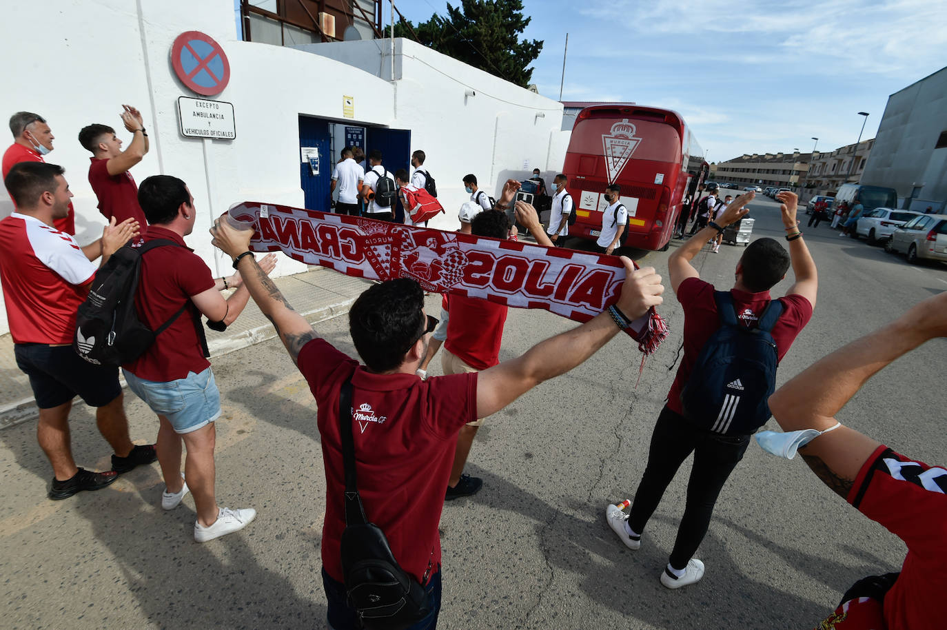 Fotos: Recibimiento de la afición al Real Murcia en San Javier