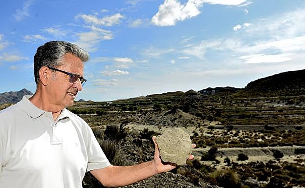 El geólogo de la UMU Francisco Guillén muestra una de las raras fortunitas. 
