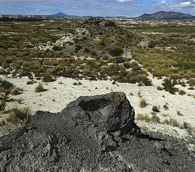 Bocas del volcán fisural del afloramiento de Tale, entre Abanilla y Fortuna, con una chimenea en primer plano. 