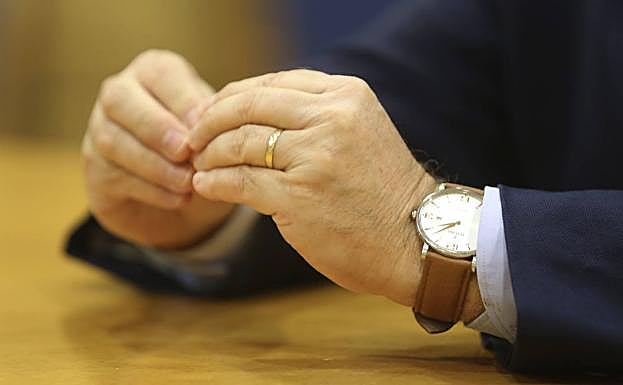 Un gesto de las manos del delegado del Gobierno durante la entrevista.