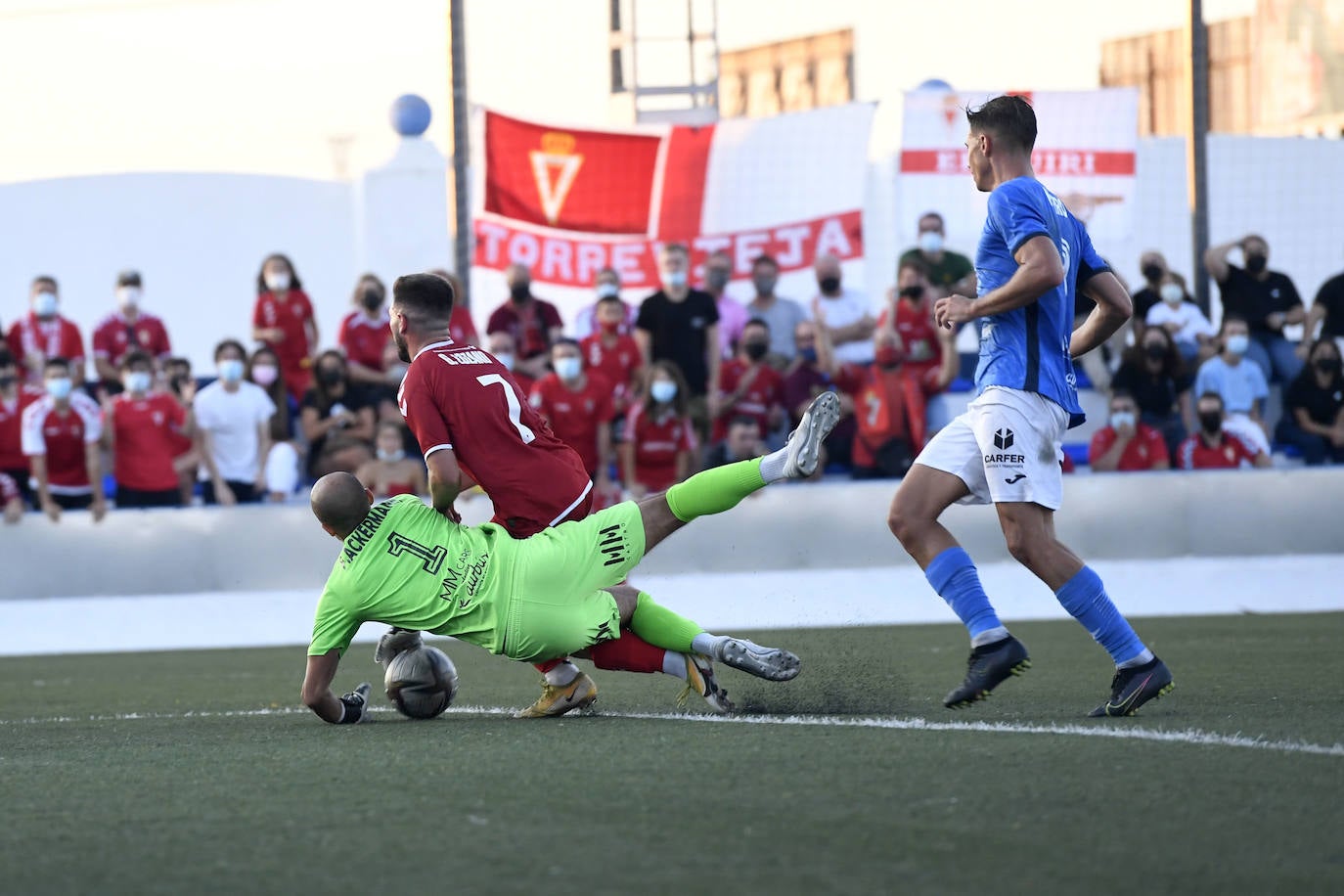Los jugadores del Mar Menor celebrando el gol de la victoria.