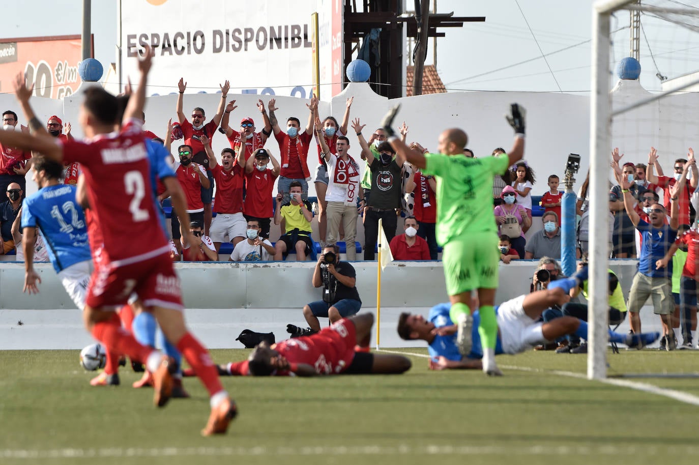 Los jugadores del Mar Menor celebrando el gol de la victoria.