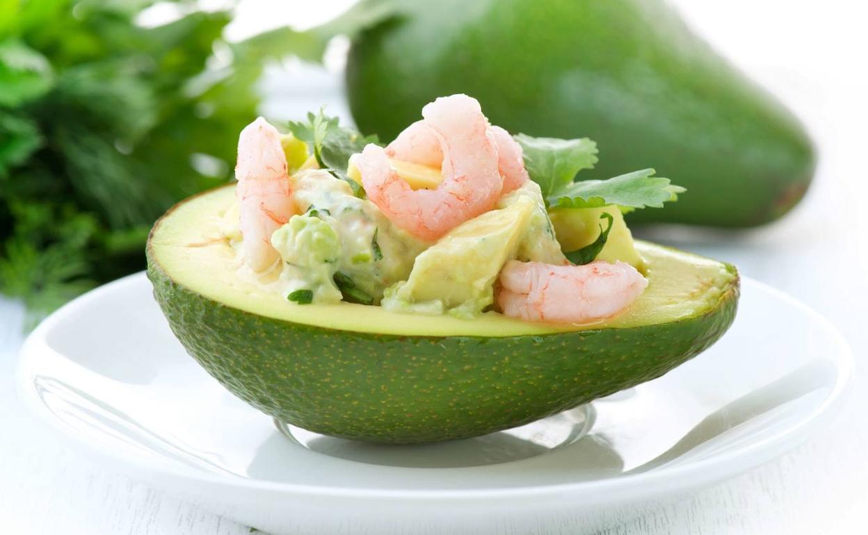 Aguacates con ensalada de marisco. 