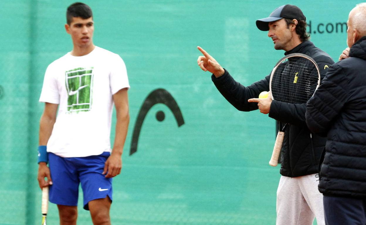 Carlos Alcaraz junto a su entrenador, Juan Carlos Ferrero, en una imagen de archivo.
